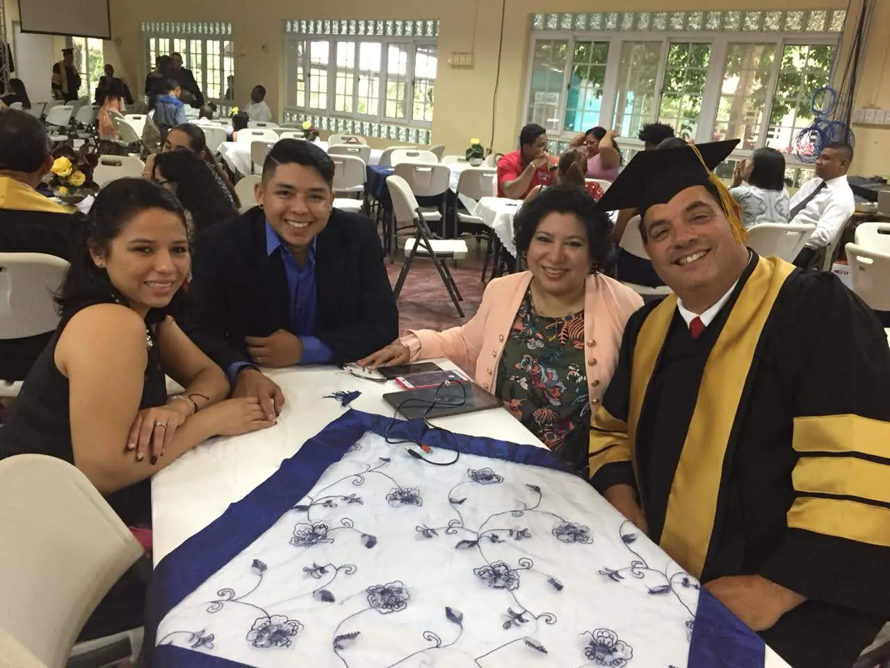 Graduados celebrando con sus familias